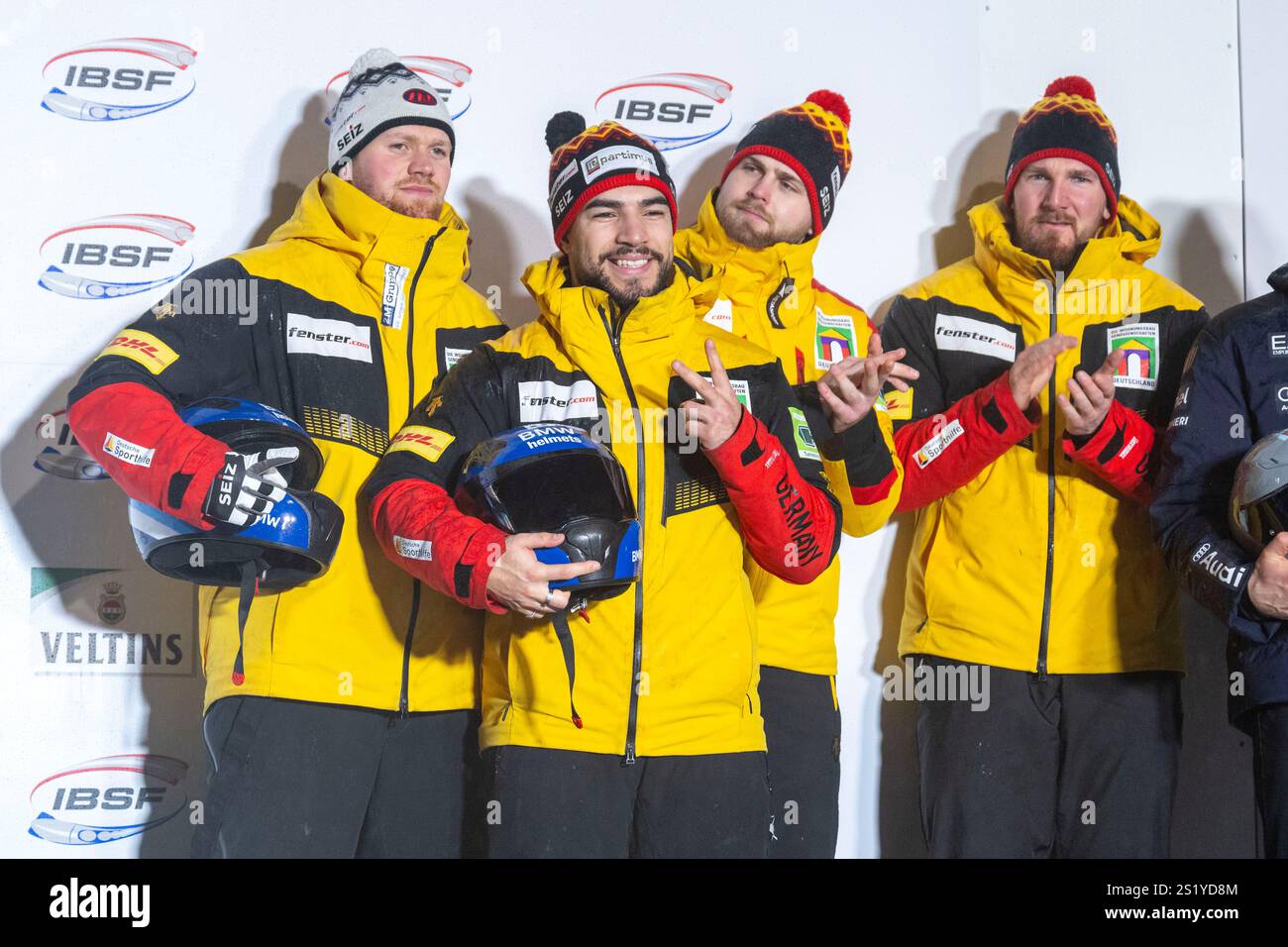 Winterberg, Deutschland. Januar 2025. Bobbahn: World Cup, Viererbob, Männer, 2. Lauf: Rupert Schenk (l-r), Adam Ammour, Theo Hempel und Benedikt Hertel freuen sich über den dritten Platz bei der Preisverleihung. Quelle: David Inderlied/dpa/Alamy Live News Stockfoto