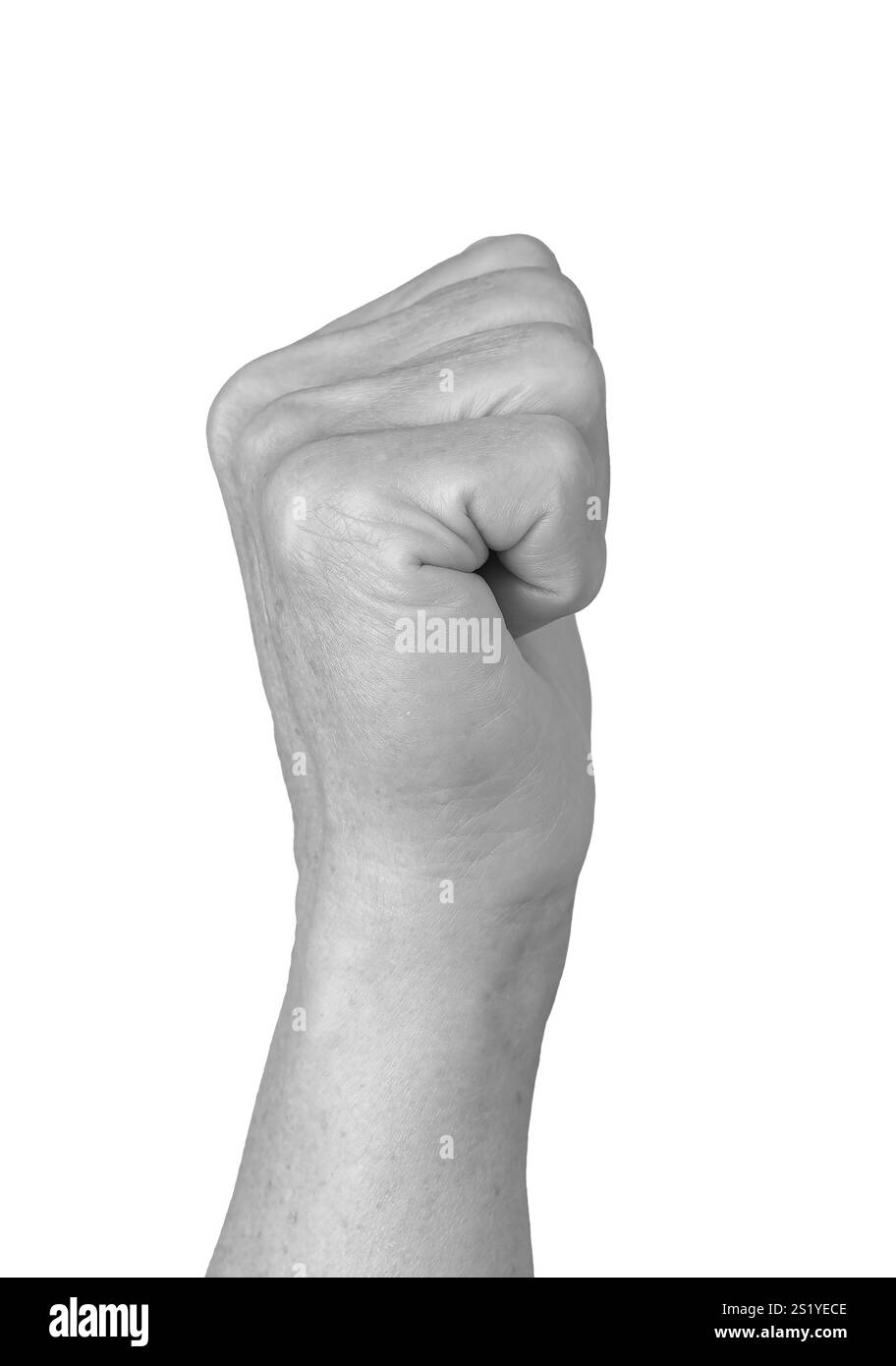 Geballte Faust. Die zerknitterte Hand einer älteren Frau in einer engen, geschlossenen Position, die Stärke, Kampf oder Protest symbolisiert. Seitenansicht, die Powe ausdrückt Stockfoto