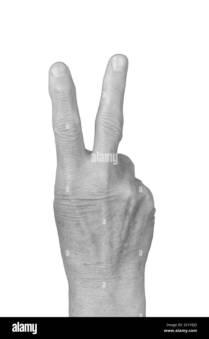 V-Zeichen Handgeste. Die zerknitterte Hand der älteren Frau bildet eine V-Form mit zwei erhobenen Fingern, die Sieg oder Frieden symbolisiert. Seitliche Rückenansicht Stockfoto