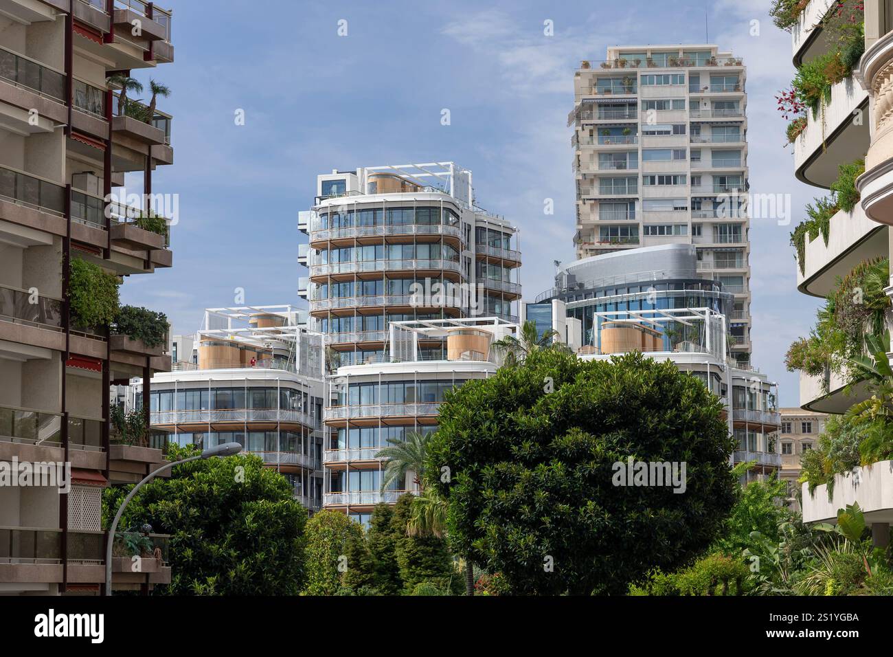 Monte Carlo, Monaco - Blick auf das Monte-Carlo-Gebäude, ein moderner Wohnkomplex, der zwischen 2016 und 2019 erbaut wurde. Stockfoto