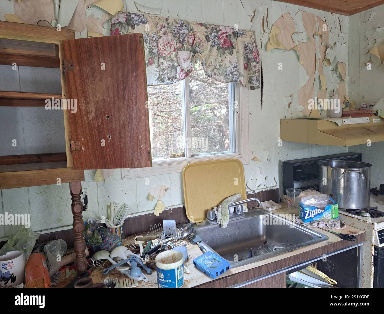 Küchenspüle und Herd in einer verlassenen baufälligen Hütte in Pouch Cove, Neufundland & Labrador, Kanada Stockfoto