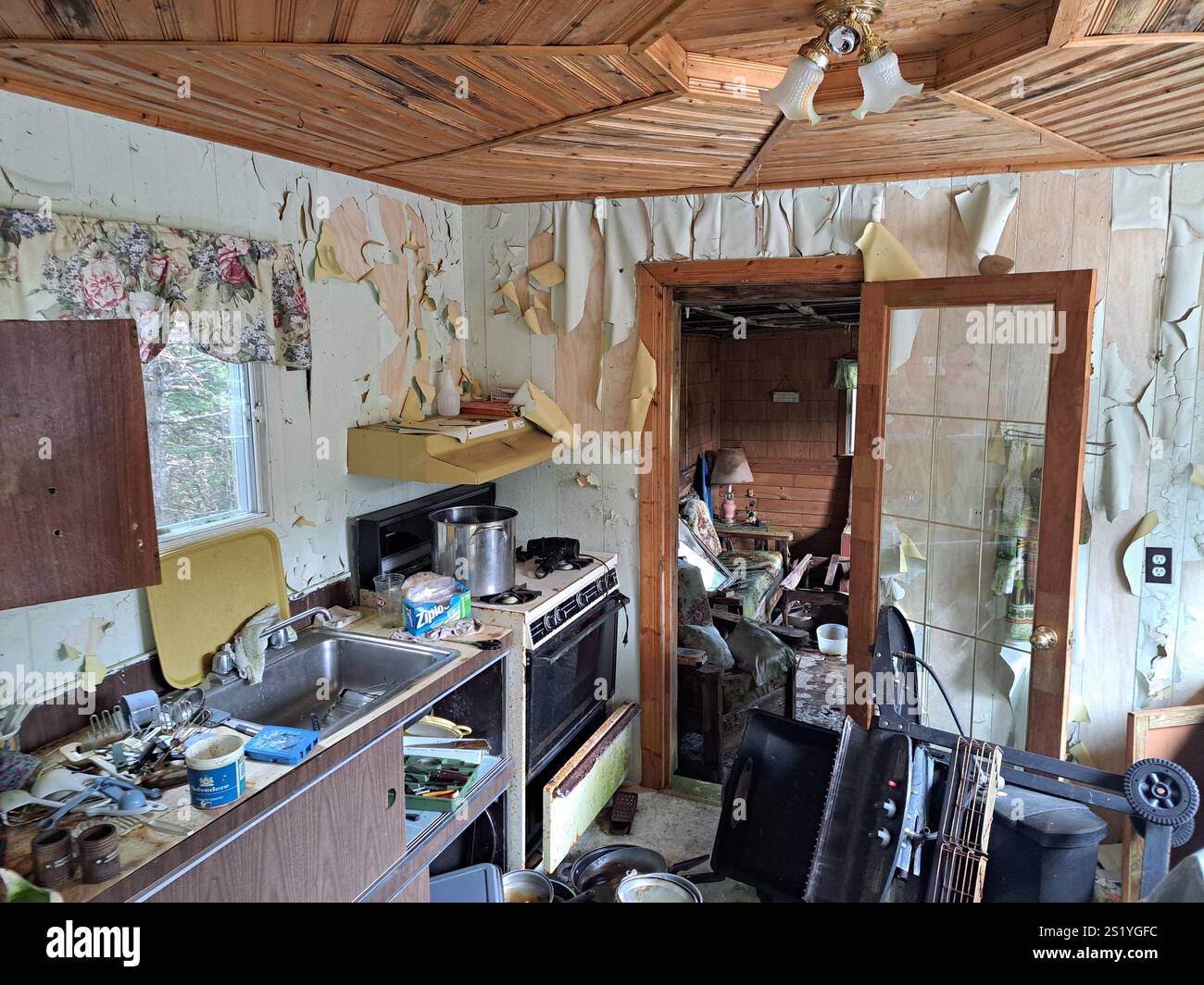 Küchenspüle und Herd in einer verlassenen baufälligen Hütte in Pouch Cove, Neufundland & Labrador, Kanada Stockfoto