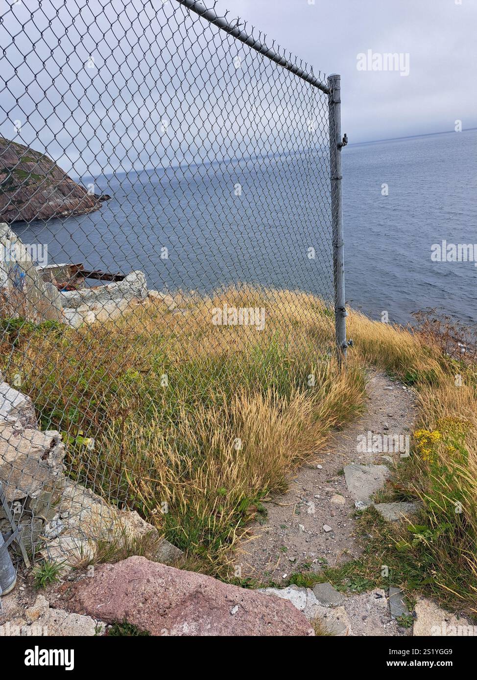 Gefährlicher Weg zur verlassenen, baufälligen Batterie aus dem Zweiten Weltkrieg in Fort Amherst in St. John's, Neufundland & Labrador, Kanada Stockfoto