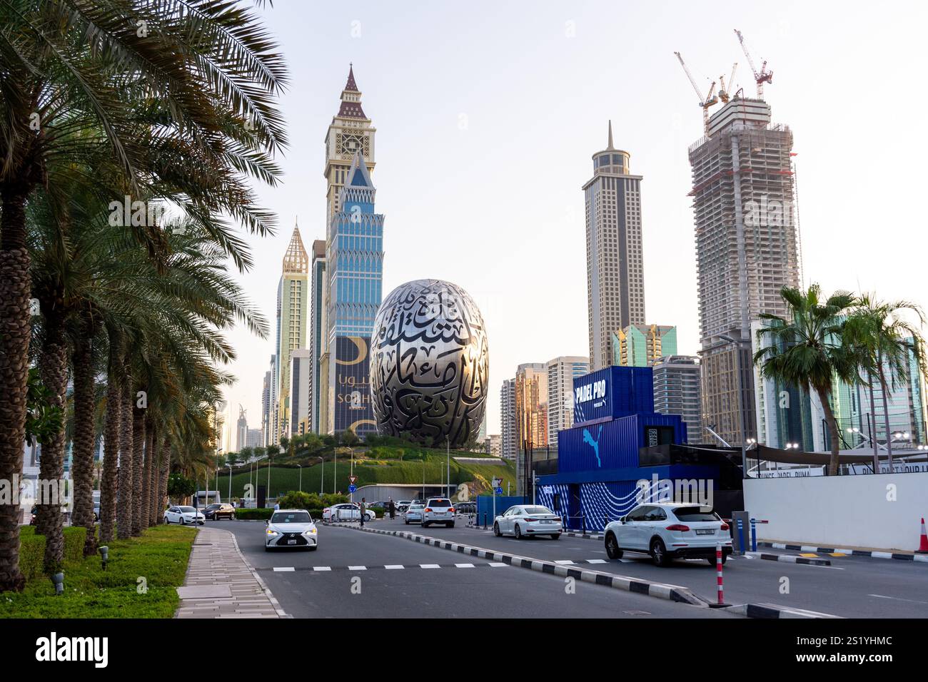 Stadtbild von Dubai mit Museum of the Future, Vereinigte Arabische Emirate. Stockfoto