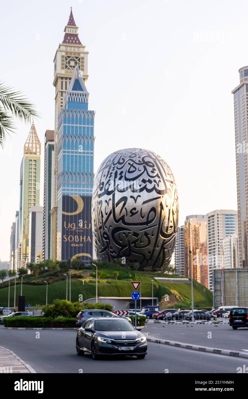 Stadtbild von Dubai mit Museum of the Future, Vereinigte Arabische Emirate. Stockfoto