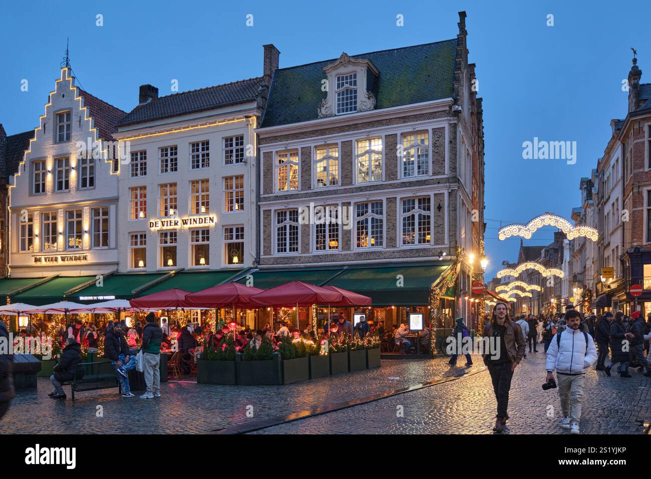 Die Market & Stone Street Steenstraat, ein beliebtes Einkaufsviertel in Brügge, das während der Weihnachtszeit mit Licht dekoriert ist Stockfoto