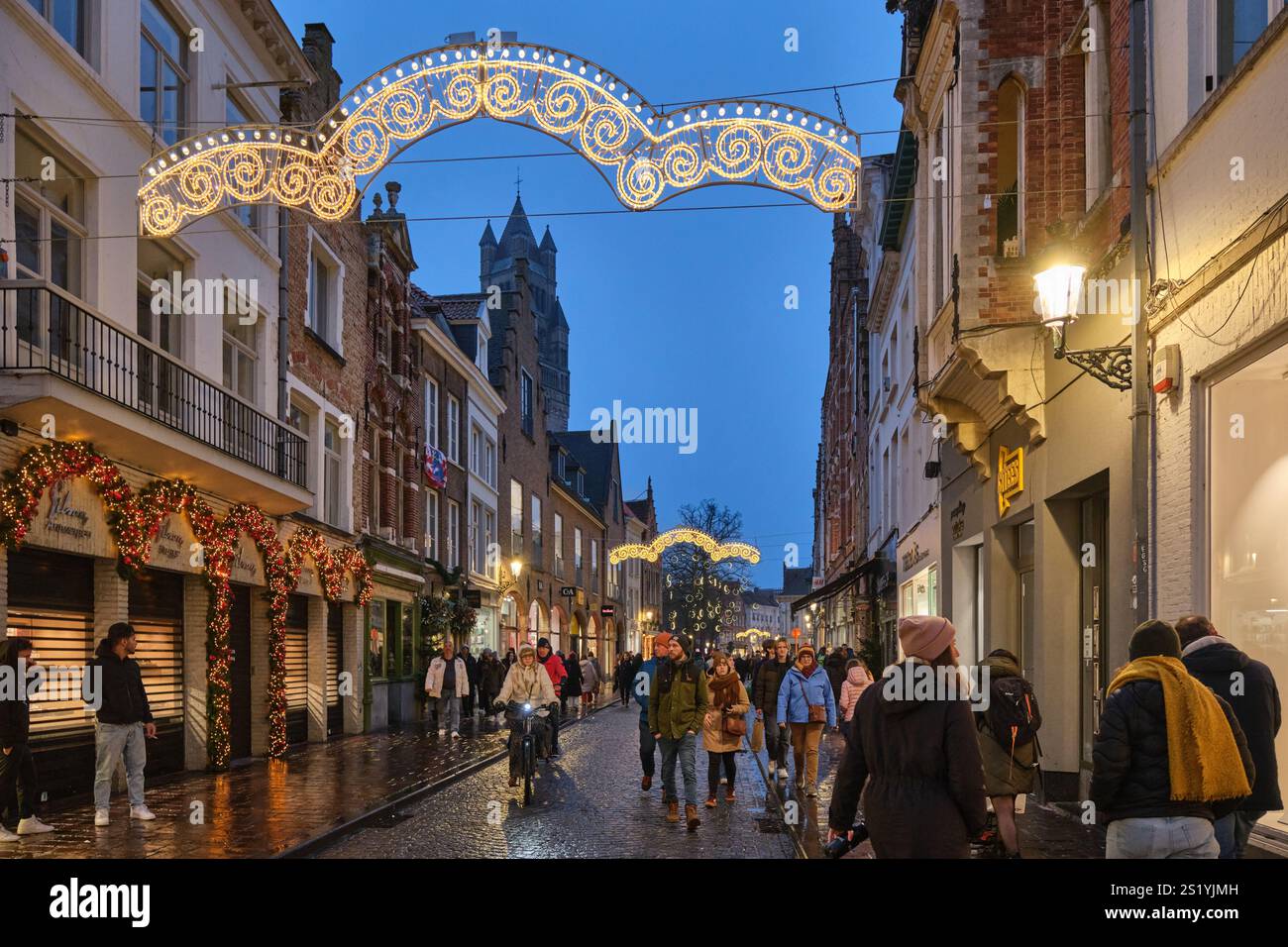 Steinstraße Steenstraat, ein beliebtes Einkaufsviertel in Brügge, das während der Weihnachtszeit mit Licht dekoriert ist Stockfoto