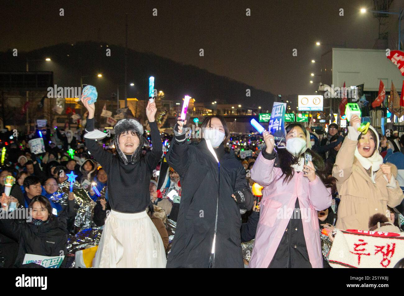 Seoul, Südkorea. Januar 2025. Kundgebung zur sofortigen Verhaftung des koreanischen Präsidenten Yoon Suk-Yeol, 5. Januar 2025 : Menschen nehmen an einer Kundgebung Teil, die die sofortige Verhaftung des koreanischen Präsidenten Yoon Suk-Yeol in der Nähe seines Wohnsitzes in Seoul fordert. Die Demonstranten forderten die rasche Absetzung Yoons wegen seiner kurzlebigen Erklärung des Kriegsrechts vor einem Monat, was zur Abstimmung der Nationalversammlung führte, ihn zu enthebeln. Kredit: Aflo Co. Ltd./Alamy Live News Stockfoto