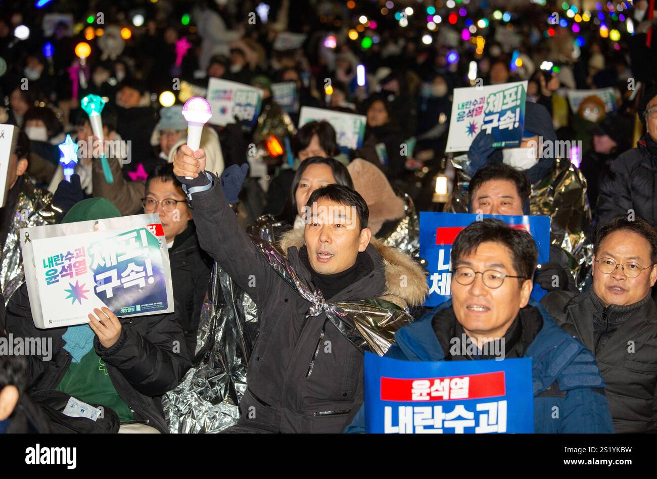 Seoul, Südkorea. Januar 2025. Kundgebung zur sofortigen Verhaftung des koreanischen Präsidenten Yoon Suk-Yeol, 5. Januar 2025 : Menschen nehmen an einer Kundgebung Teil, die die sofortige Verhaftung des koreanischen Präsidenten Yoon Suk-Yeol in der Nähe seines Wohnsitzes in Seoul fordert. Die Demonstranten forderten die rasche Absetzung Yoons wegen seiner kurzlebigen Erklärung des Kriegsrechts vor einem Monat, was zur Abstimmung der Nationalversammlung führte, ihn zu enthebeln. Kredit: Aflo Co. Ltd./Alamy Live News Stockfoto