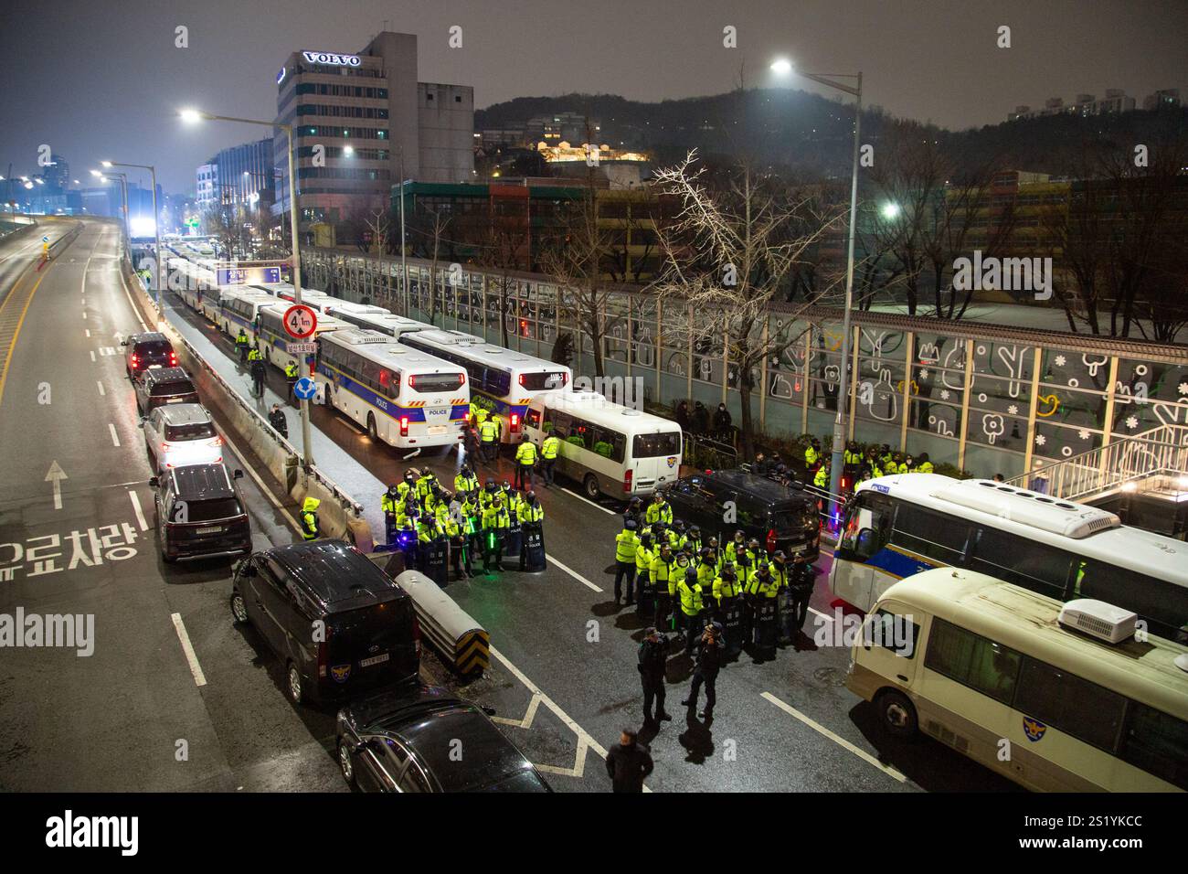 Seoul, Südkorea. Januar 2025. Kundgebung zur sofortigen Verhaftung des koreanischen Präsidenten Yoon Suk-Yeol, 5. Januar 2025: Polizisten stehen während eines Protestes auf der Hut, der die sofortige Verhaftung des koreanischen Präsidenten Yoon Suk-Yeol in der Nähe seines Wohnsitzes in Seoul fordert. Die Demonstranten forderten die rasche Absetzung Yoons wegen seiner kurzlebigen Erklärung des Kriegsrechts vor einem Monat, was zur Abstimmung der Nationalversammlung führte, ihn zu enthebeln. Kredit: Aflo Co. Ltd./Alamy Live News Stockfoto