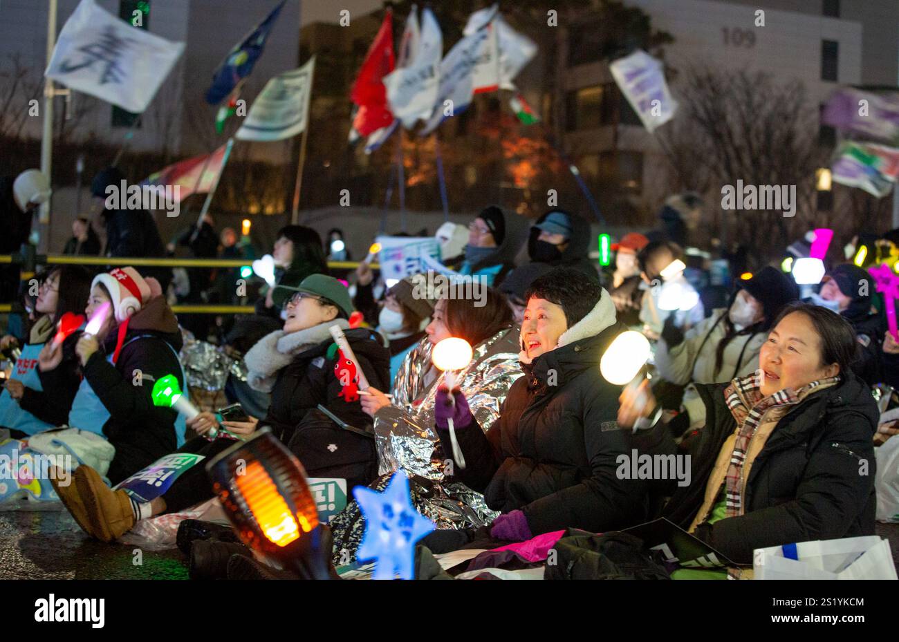 Seoul, Südkorea. Januar 2025. Kundgebung zur sofortigen Verhaftung des koreanischen Präsidenten Yoon Suk-Yeol, 5. Januar 2025 : Menschen nehmen an einer Kundgebung Teil, die die sofortige Verhaftung des koreanischen Präsidenten Yoon Suk-Yeol in der Nähe seines Wohnsitzes in Seoul fordert. Die Demonstranten forderten die rasche Absetzung Yoons wegen seiner kurzlebigen Erklärung des Kriegsrechts vor einem Monat, was zur Abstimmung der Nationalversammlung führte, ihn zu enthebeln. Kredit: Aflo Co. Ltd./Alamy Live News Stockfoto