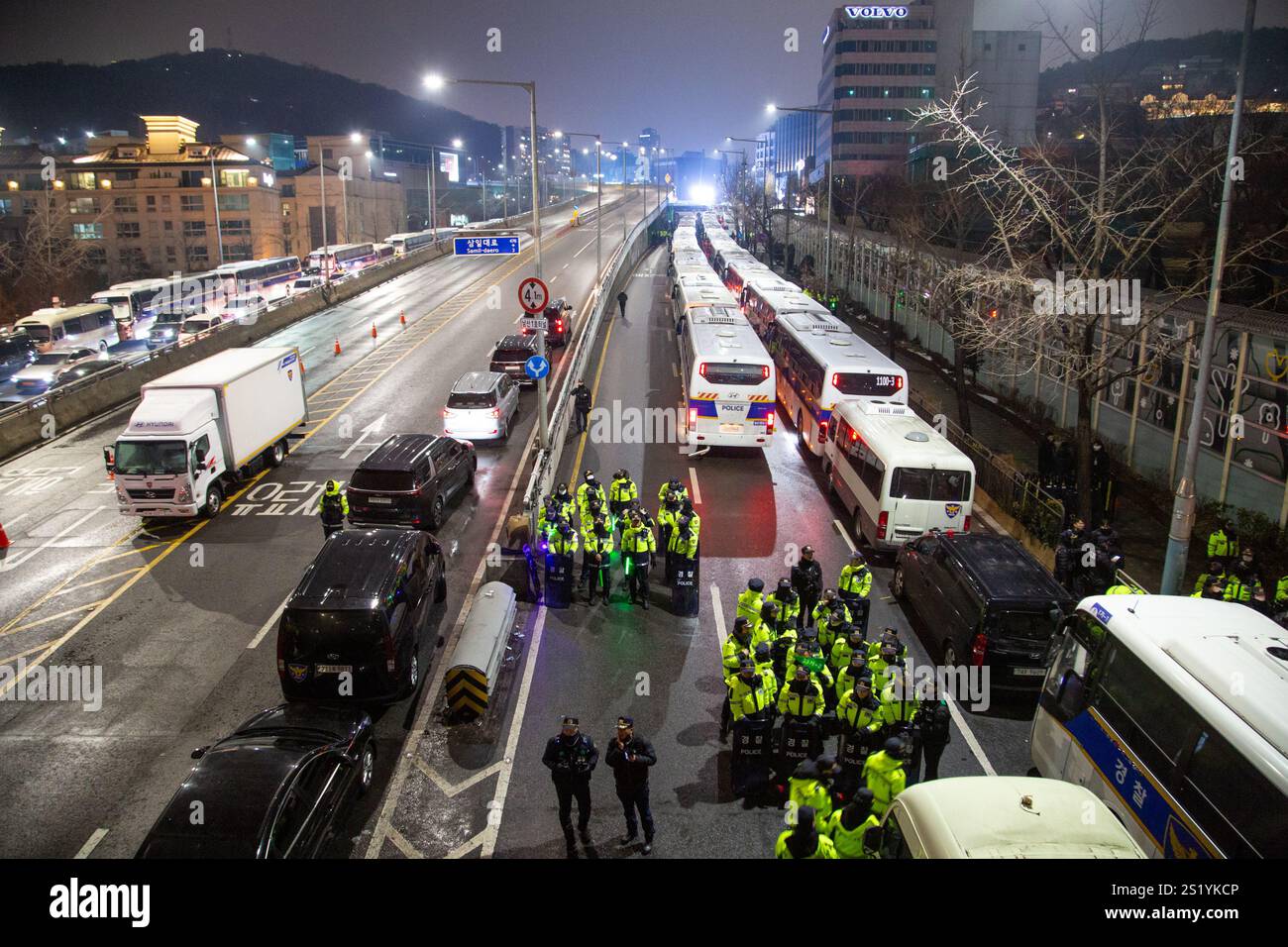 Seoul, Südkorea. Januar 2025. Kundgebung zur sofortigen Verhaftung des koreanischen Präsidenten Yoon Suk-Yeol, 5. Januar 2025: Polizisten stehen während eines Protestes auf der Hut, der die sofortige Verhaftung des koreanischen Präsidenten Yoon Suk-Yeol in der Nähe seines Wohnsitzes in Seoul fordert. Die Demonstranten forderten die rasche Absetzung Yoons wegen seiner kurzlebigen Erklärung des Kriegsrechts vor einem Monat, was zur Abstimmung der Nationalversammlung führte, ihn zu enthebeln. Kredit: Aflo Co. Ltd./Alamy Live News Stockfoto
