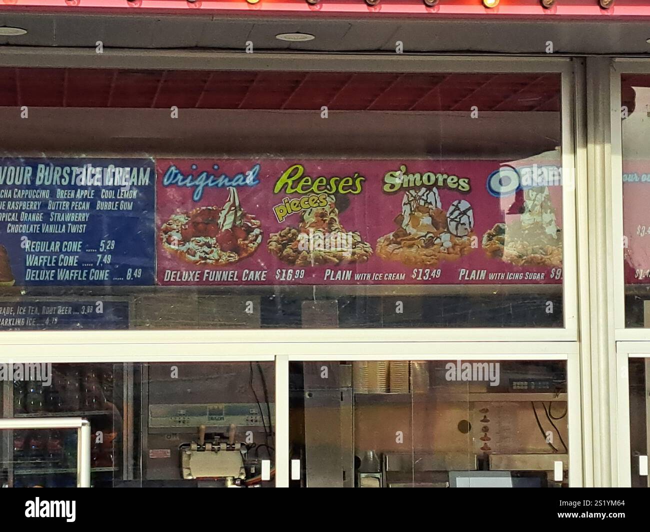 Menü im Funnel Cakes on Clifton Hill in Niagara Falls, Ontario, Kanada Stockfoto