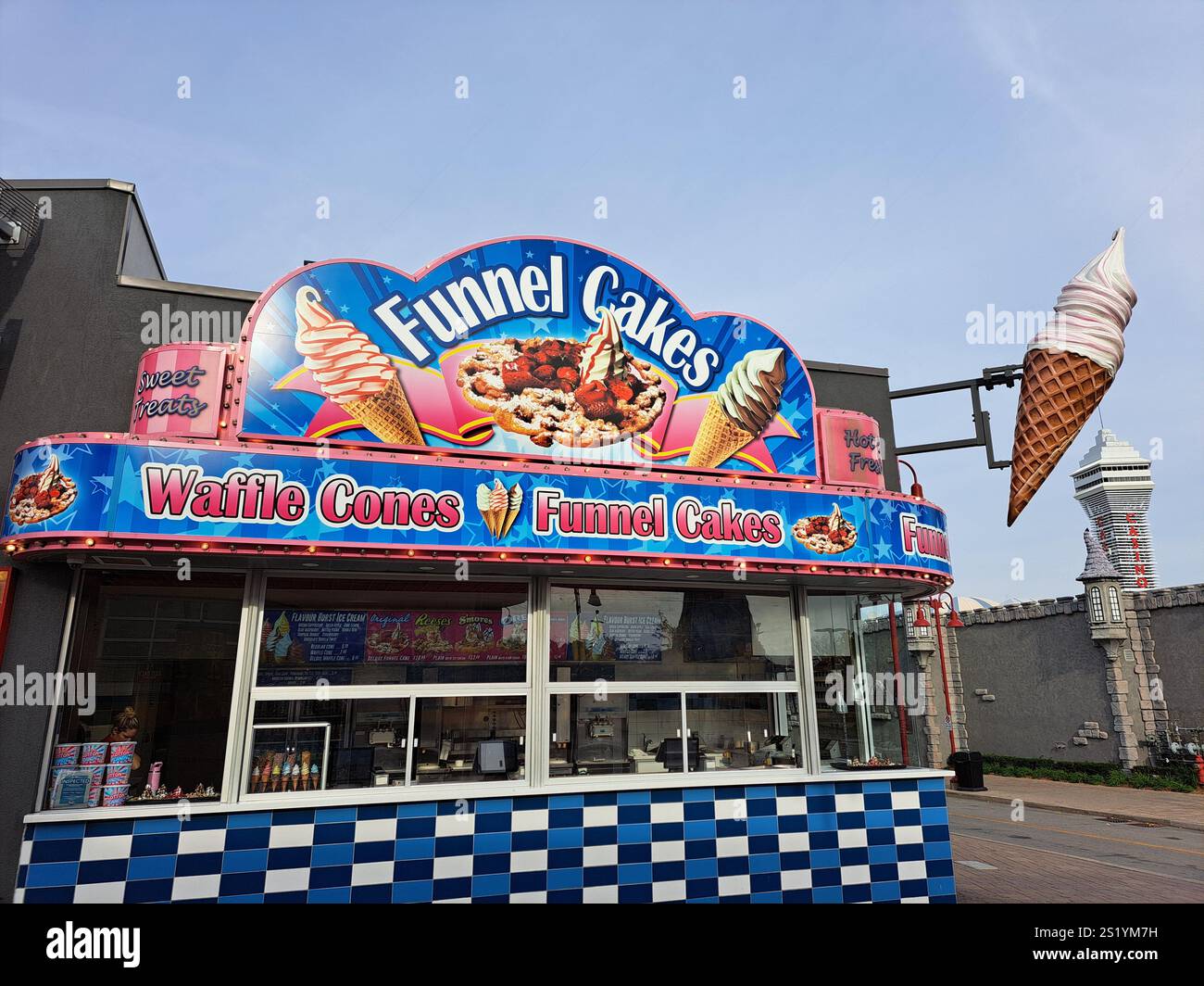 Trichterkuchen-Schild am Clifton Hill in Niagara Falls, Ontario, Kanada Stockfoto