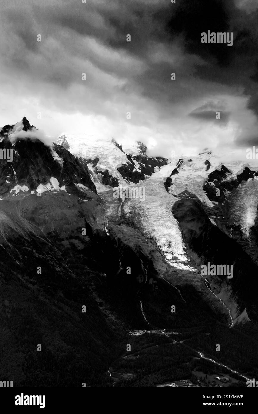Blick auf den Bossons-Gletscher auf dem Mont-Blanc-Massiv von Le Brevent, Chamonix, Haute-Savoie, Französischen Alpen, Frankreich. Stockfoto