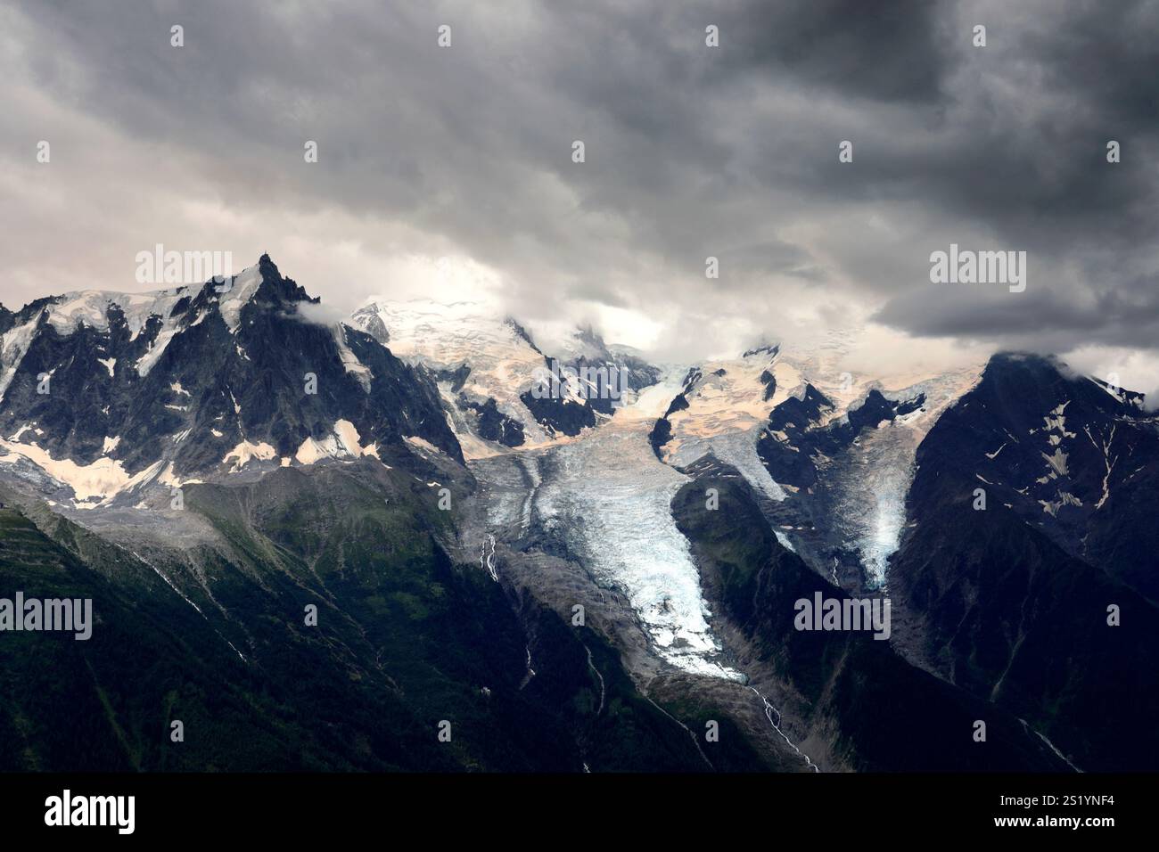 Blick auf den Bossons-Gletscher auf dem Mont-Blanc-Massiv von Le Brevent, Chamonix, Haute-Savoie, Französischen Alpen, Frankreich. Stockfoto