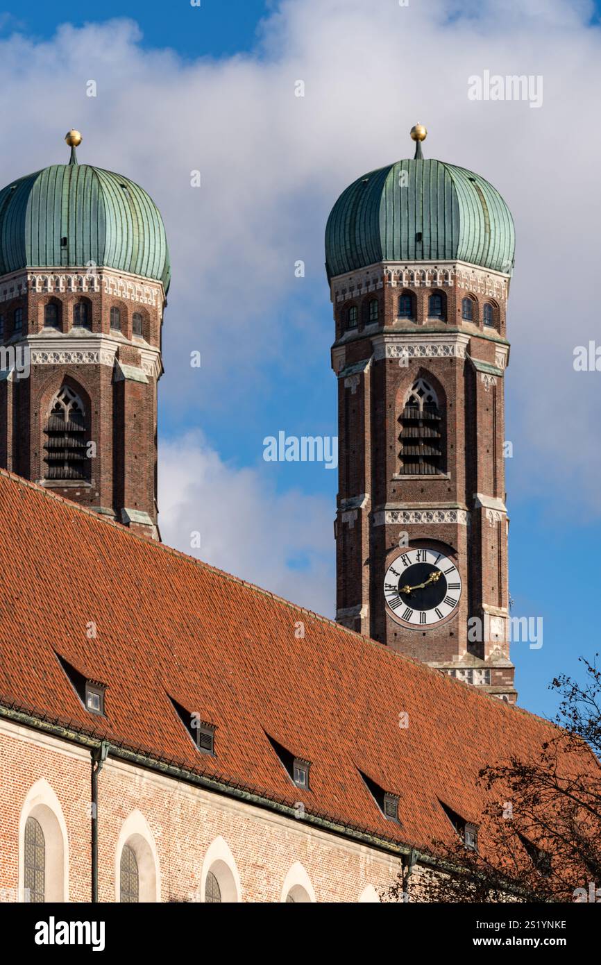 Blick auf die Frauenkirche in München. Stockfoto