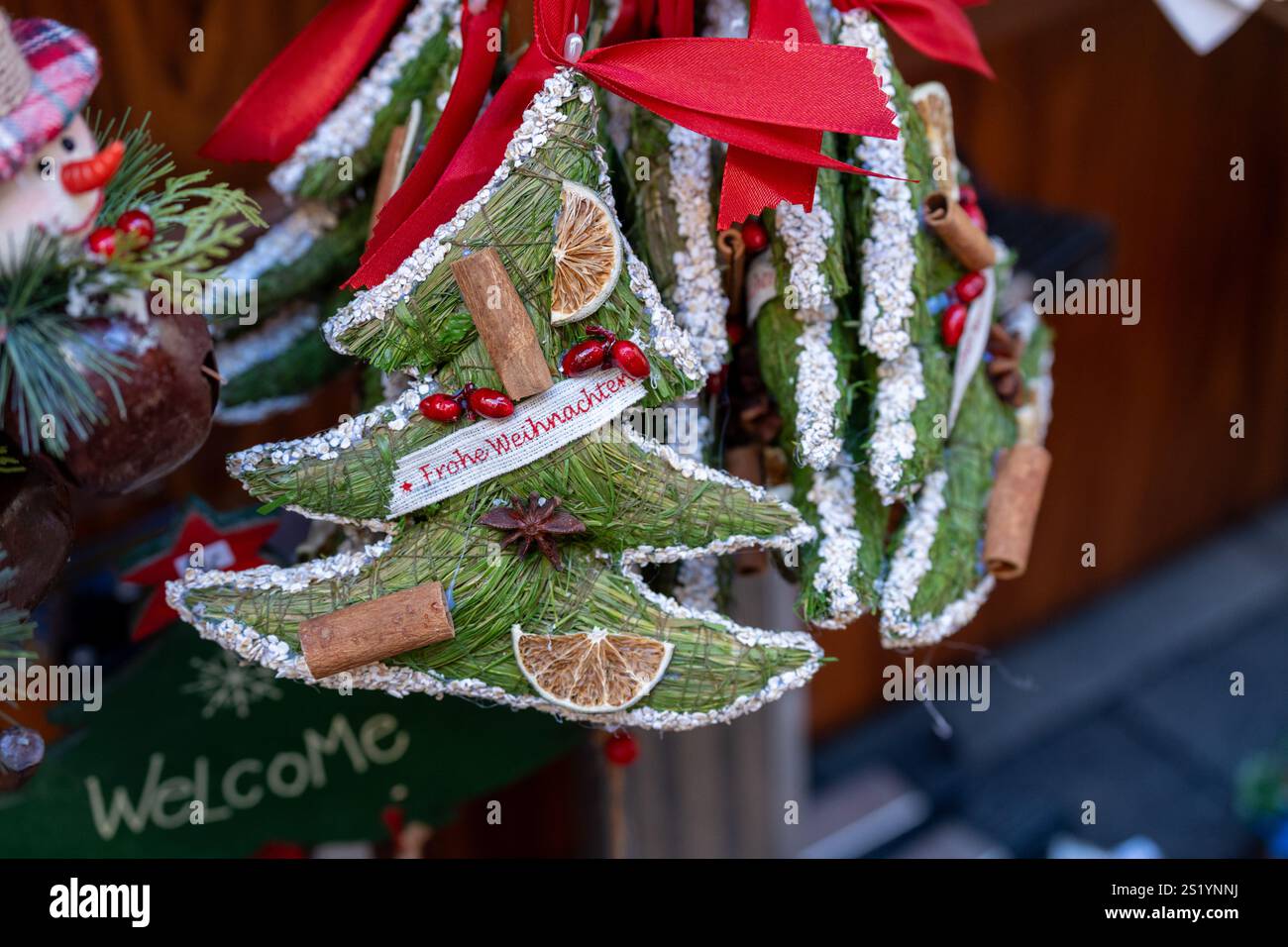 Niedliche Weihnachtsbaumdekoration aus getrockneten Früchten, Münchner Marienplatz Weihnachtsmarkt Stockfoto