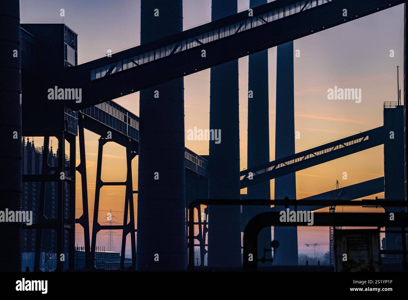 Kohlebergwerk Zollverein, Kokerei Zollverein, Schornsteine und Förderbrücken im Abendlicht, Essen, Deutschland, Stockfoto