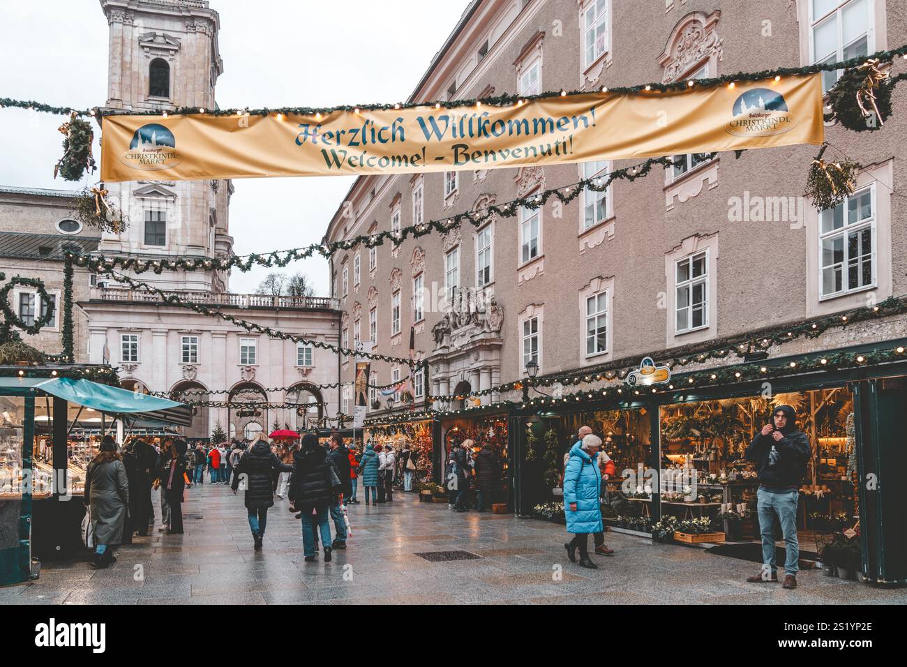 Salzburg, Österreich - 28. November 2024: Weihnachtsmarkt-Stände und Stände am Domplatz - berühmter Christkindlmarkt geht auf das Ende des 15. jh. zurück Stockfoto