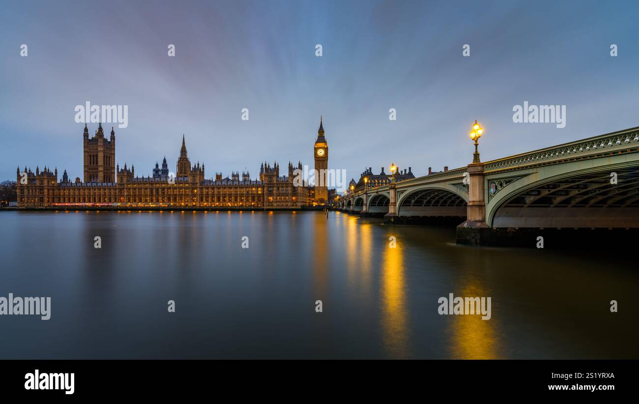 Der Palace of Westminster oder die Houses of Parliament, Big Ben (Elizabeth Tower) und die Westminster Bridge in London, Großbritannien. Stockfoto