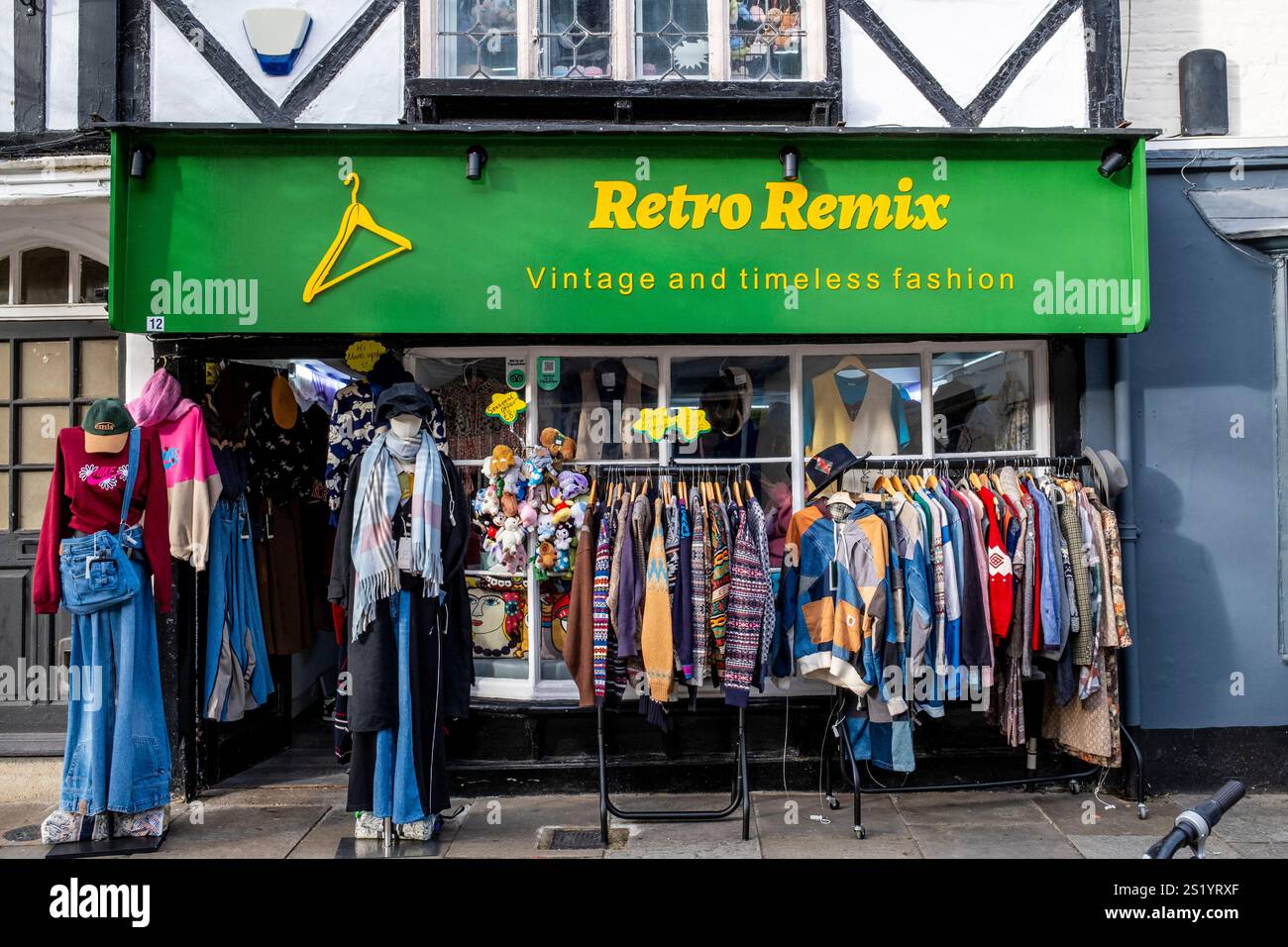 Retro Remix Vintage Clothing Shop, Canterbury, Kent, Großbritannien. Stockfoto