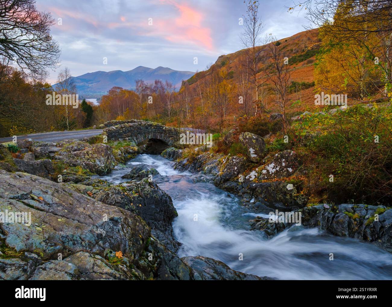 Abendlicht über Skiddaw & Derwentwater, von der Ashness Bridge in der Nähe von Keswick. Stockfoto