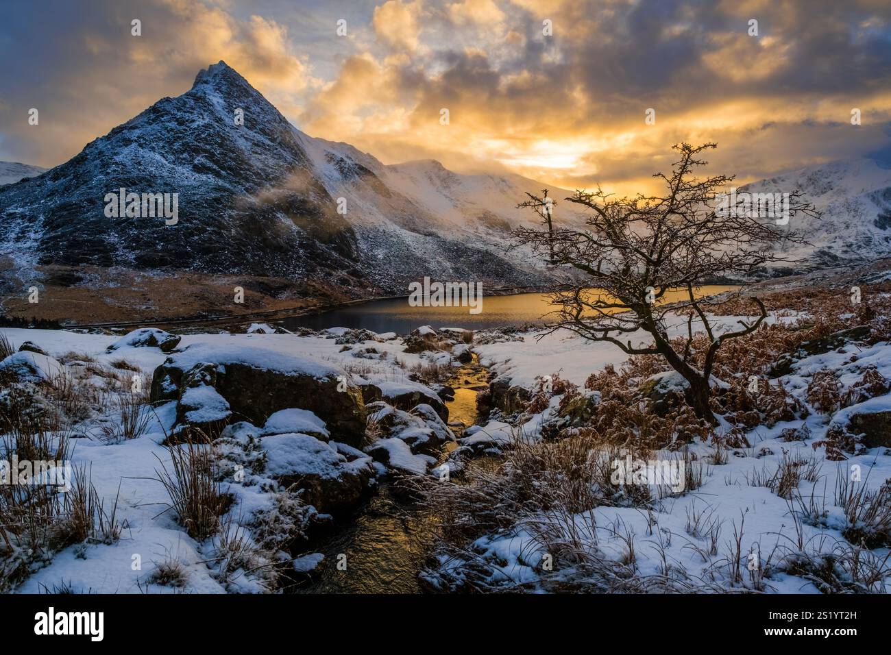 Der erste Schnee des Winters über das Ogwen Valley bis Tryfan & The Glyders im Snowdonia National Park, Nordwales Stockfoto