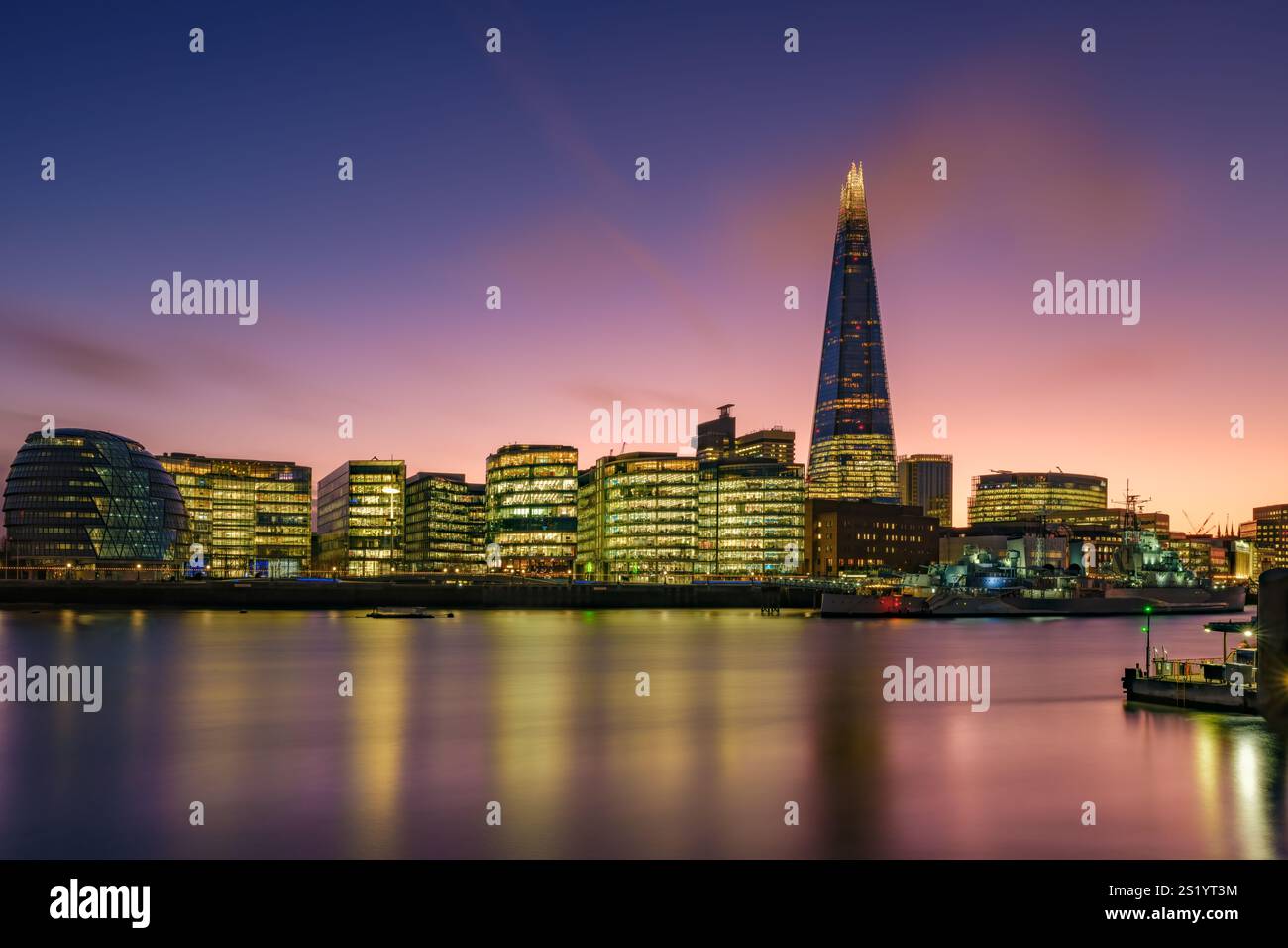 The Shard in London, Großbritannien nach Sonnenuntergang mit der HMS Belfast auf der Themse. Stockfoto