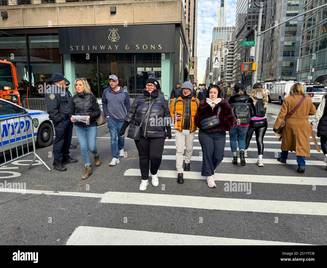 Tourismus & Unterhaltung New York City, die sich vor dem neuen Jahr auf die Menschen einstellen. Tausende von Menschen begannen am frühen Morgen, eine Warteschlange zu bilden, um Times Circle zu erreichen, um die neueren Feierlichkeiten zu sehen. New York City Police wurde vollständig eingesetzt, um die New Year Crowd New York Times Cirle USA zu verwalten Copyright: XSeshadrixSukumarx Stockfoto