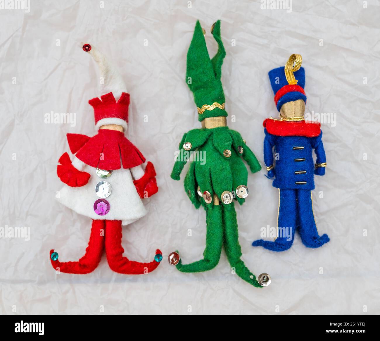 Vintage-Puppenfiguren aus Filz- und Kleiderhaken: Narren und Bandmusiker Stockfoto