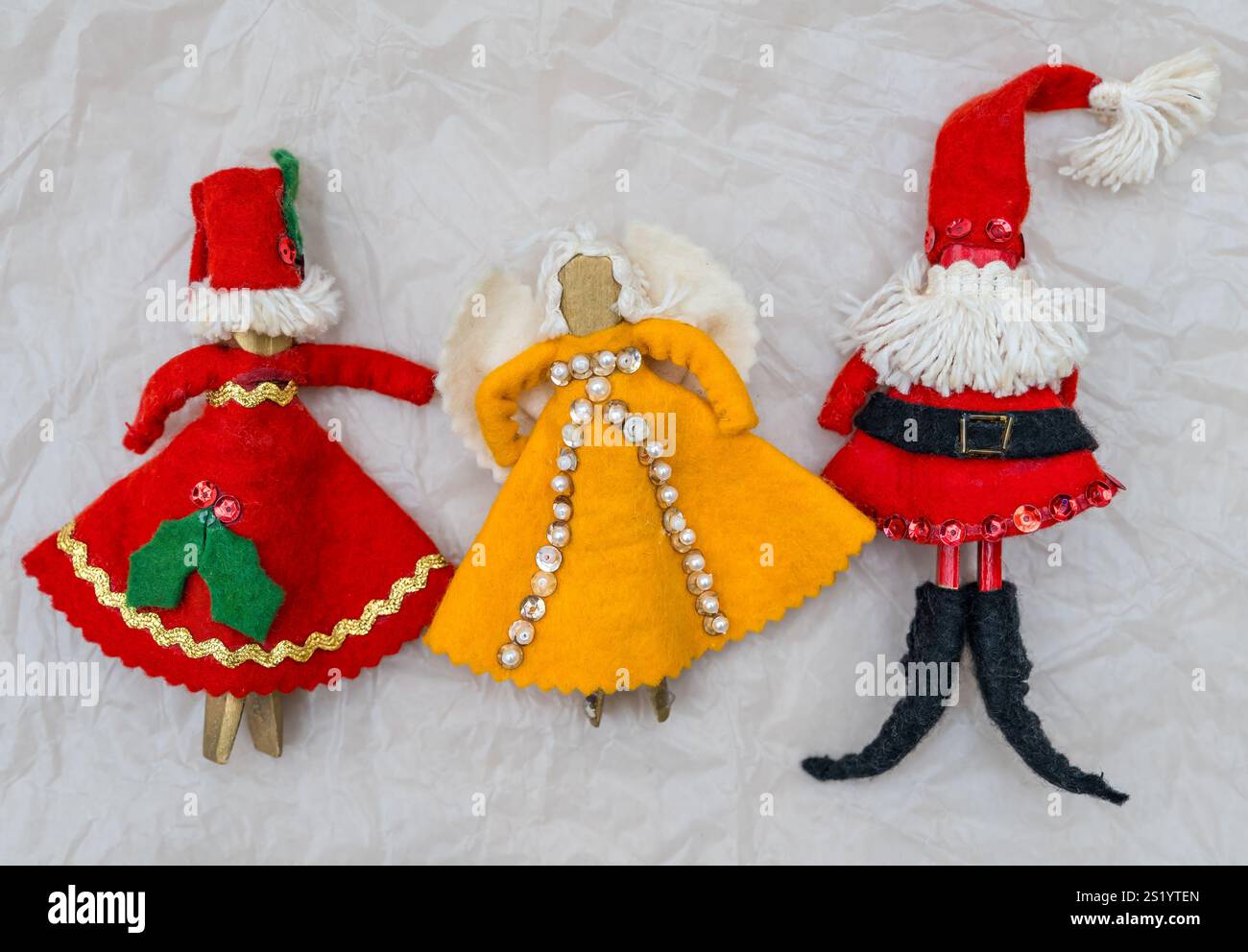 Weihnachtsfiguren aus Filz und Klamotten: Weihnachtsmann, Mrs. Claus und ein Engel, Stockfoto
