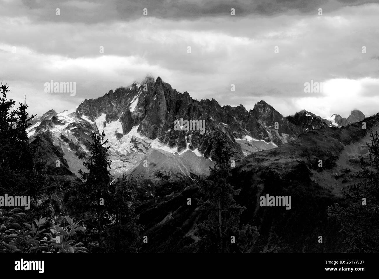 Panorama des Gipfels Aiguille du Chardonnet (Chardonnet Nadel) von Le Brevent, Chamonix Stadt, Haute-Savoie, Französische Alpen, Frankreich Stockfoto