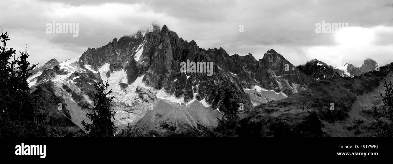 Panorama des Gipfels Aiguille du Chardonnet (Chardonnet Nadel) von Le Brevent, Chamonix Stadt, Haute-Savoie, Französische Alpen, Frankreich Stockfoto