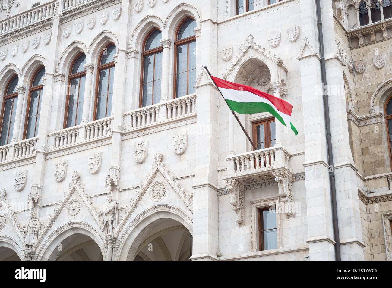 Ungarische Flagge auf dem Balkon des parlamentsgebäudes in Budapest, Ungarn Stockfoto