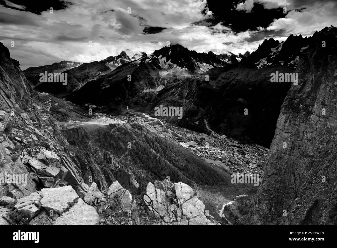 Panorama des Chamonix-Tals und des Aiguille du Chardonnet-Gipfels von Le Brevent, Chamonix-Stadt, Haute-Savoie, Französische Alpen, Frankreich Stockfoto