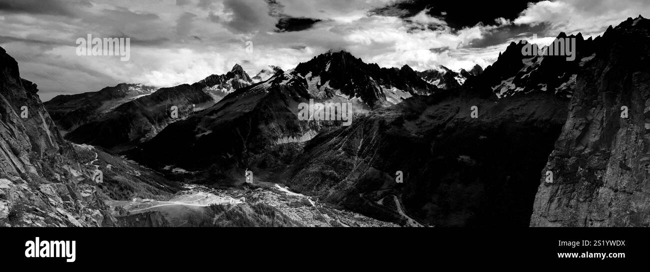 Panorama des Chamonix-Tals und des Aiguille du Chardonnet-Gipfels von Le Brevent, Chamonix-Stadt, Haute-Savoie, Französische Alpen, Frankreich Stockfoto