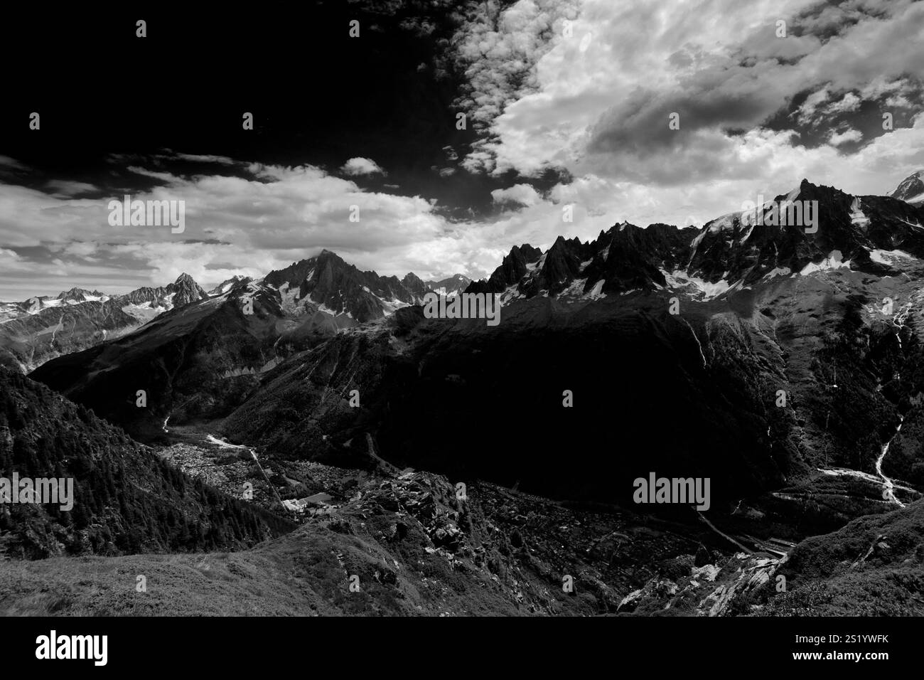 Panorama des Chamonix-Tals und des Aiguille du Chardonnet-Gipfels von Le Brevent, Chamonix-Stadt, Haute-Savoie, Französische Alpen, Frankreich Stockfoto