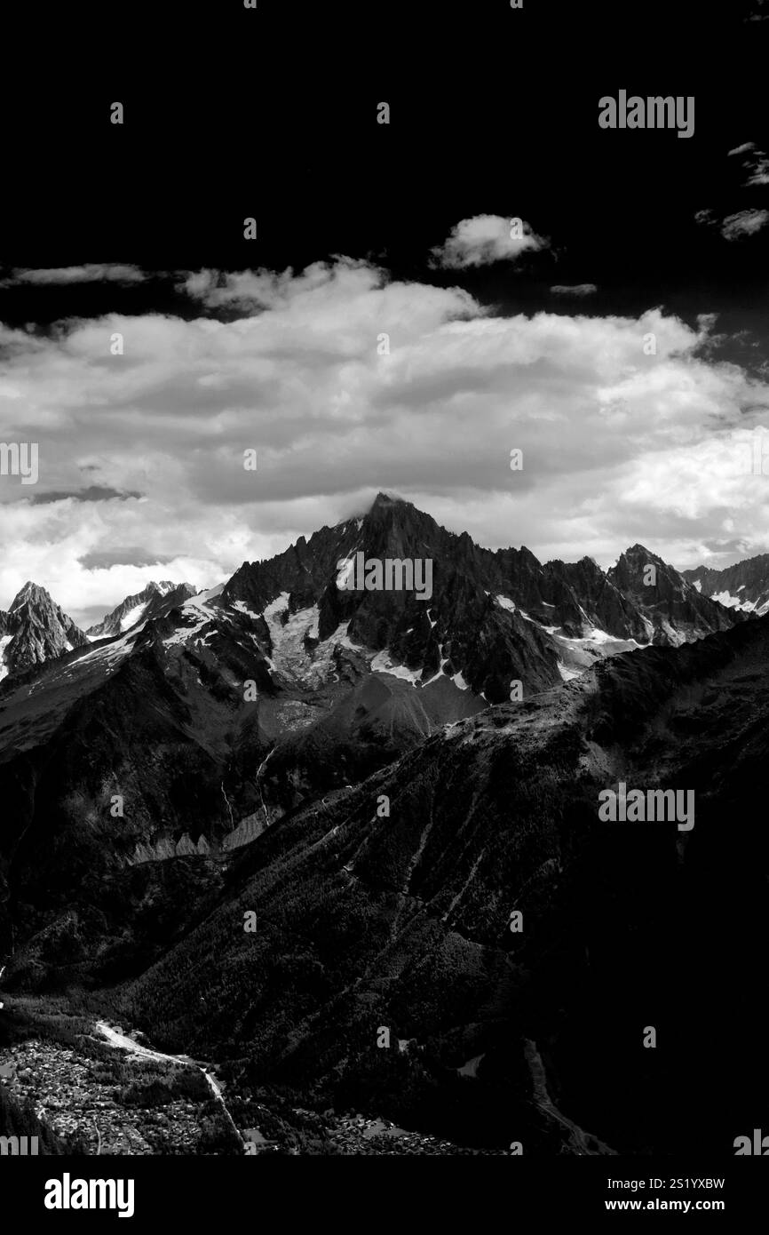 Panorama des Gipfels Aiguille du Chardonnet (Chardonnet Nadel) von Le Brevent, Chamonix Stadt, Haute-Savoie, Französische Alpen, Frankreich Stockfoto