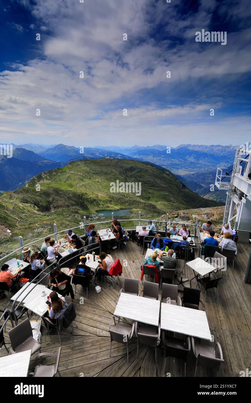 Touristen im Restaurant Le Panorama, Seilbahnstation Le Brevent, mit Blick auf Chamonix Stadt, Haute-Savoie, Französische Alpen, Frankreich Stockfoto