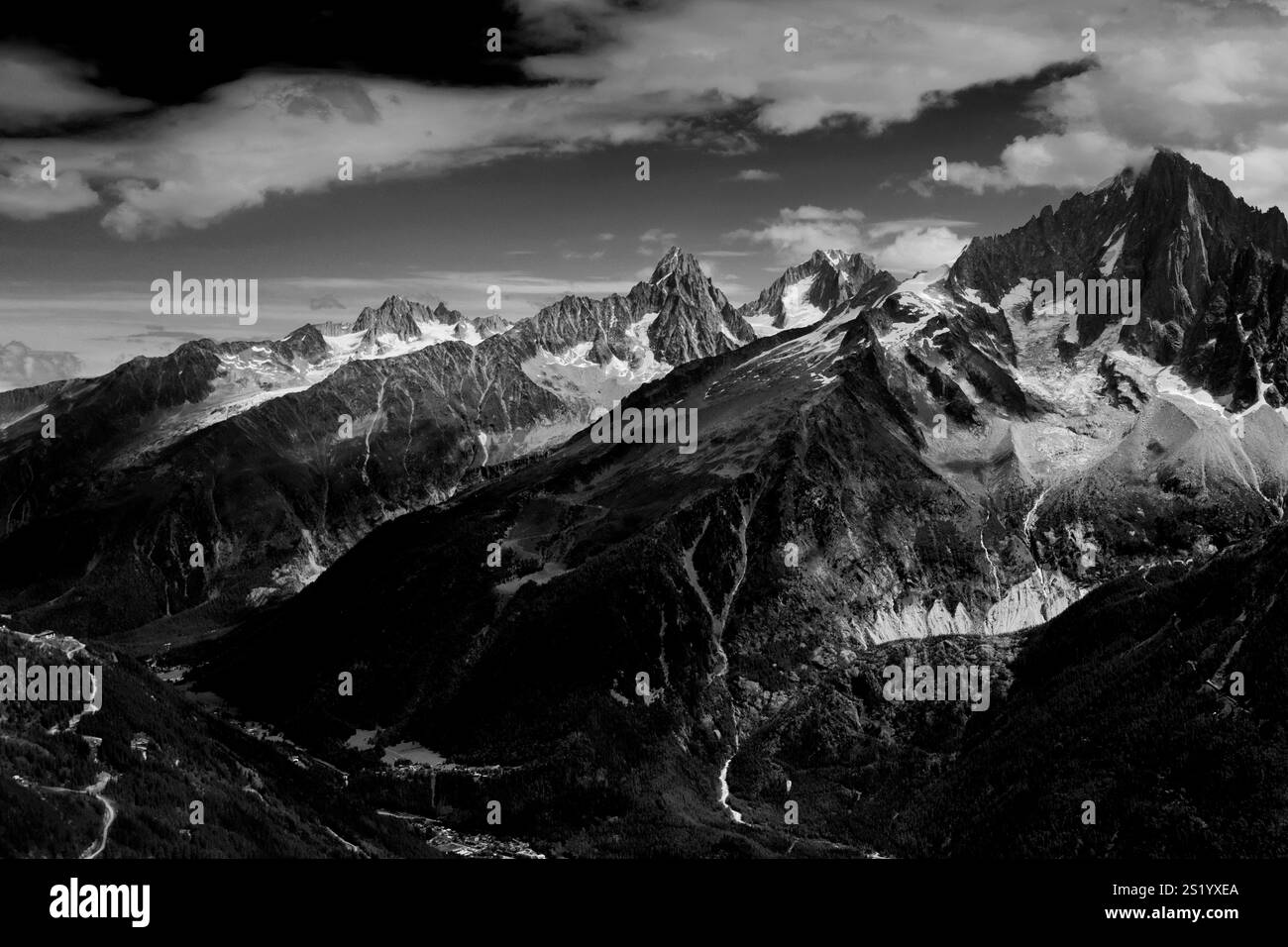 Panorama des Gipfels Aiguille du Chardonnet (Chardonnet Nadel) von Le Brevent, Chamonix Stadt, Haute-Savoie, Französische Alpen, Frankreich Stockfoto