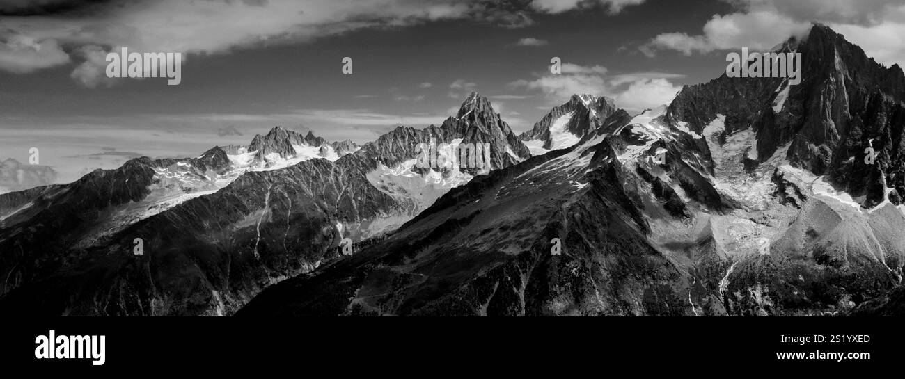 Panorama des Gipfels Aiguille du Chardonnet (Chardonnet Nadel) von Le Brevent, Chamonix Stadt, Haute-Savoie, Französische Alpen, Frankreich Stockfoto