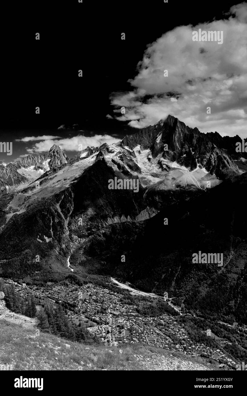 Panorama des Gipfels Aiguille du Chardonnet (Chardonnet Nadel) von Le Brevent, Chamonix Stadt, Haute-Savoie, Französische Alpen, Frankreich Stockfoto