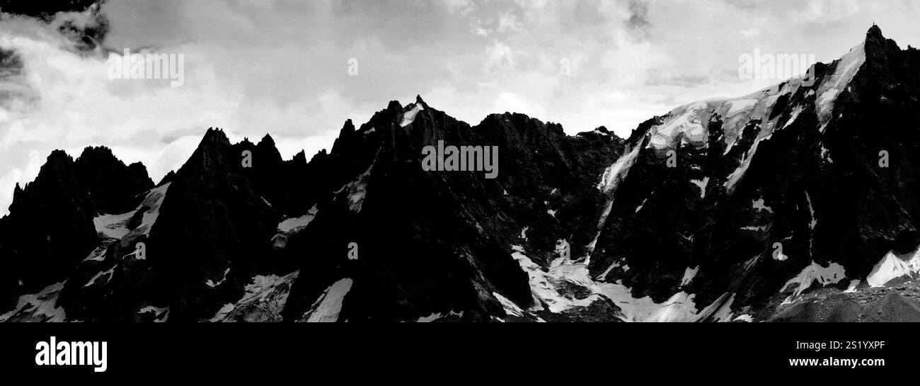 Panorama des Gipfels Aiguille du Chardonnet (Chardonnet Nadel) von Le Brevent, Chamonix Stadt, Haute-Savoie, Französische Alpen, Frankreich Stockfoto