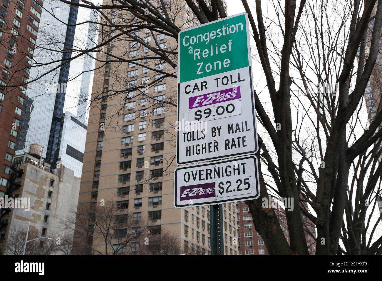 New York City, Usa. Januar 2025. Ein Verkehrsschild auf der Columbus Ave. In New York City am 5. Januar 2025. Das New York City-Programm für Staupreise, das den meisten Fahrern 9 US-Dollar für die Einfahrt in Manhattan unterhalb der 60th Street berechnet, trat am 5. Januar 2025 um Mitternacht in Kraft. (Foto: Paul Weaver/SIPA USA) Credit: SIPA USA/Alamy Live News Stockfoto