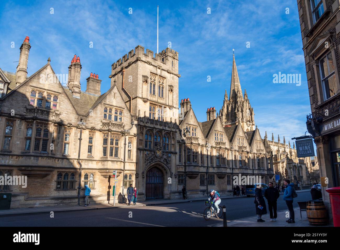 Oxford, England, Großbritannien - 22. Dezember 2024: Ein pulsierender Blick auf die Straße in Oxford, Großbritannien, mit historischer gotischer Architektur, Radfahrer, Fußgänger und A Stockfoto