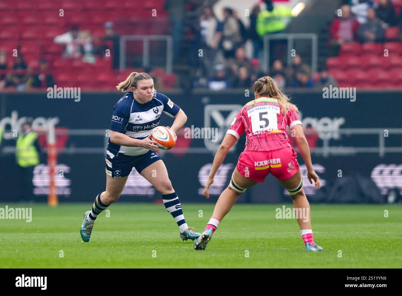 Bristol's Sarah Bern und Gloucester's Zoe Aldcroft (cc) von während des PWR-Spiels in Ashton Gate, Bristol Bristol Bears Women gegen Gloucester Hartpury Wom Stockfoto