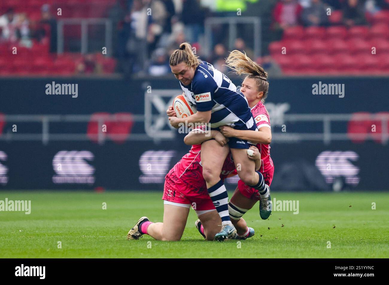 Bristol's Sarah Bern wurde von Zoe Aldcroft (cc) von Gloucester beim PWR-Spiel in Ashton Gate, Bristol Bristol Bears Women gegen Gloucester Hart angegriffen Stockfoto