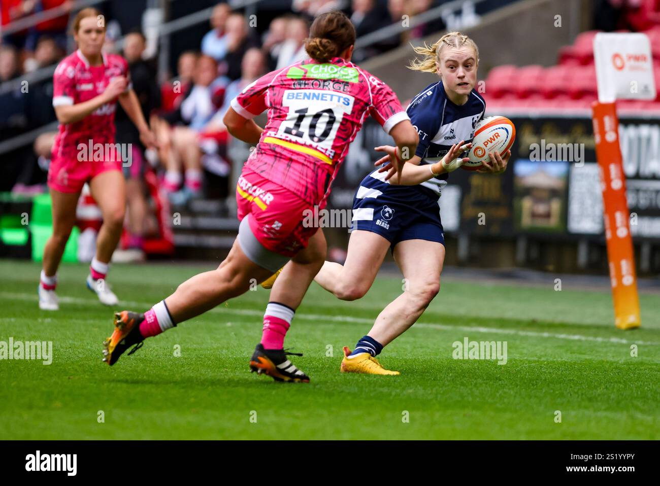 Bristol's Millie David spielt bei Gloucester's Lleucu George während des PWR-Spiels in Ashton Gate, Bristol Bristol Bears Women gegen Gloucester Hartpury Wome Stockfoto