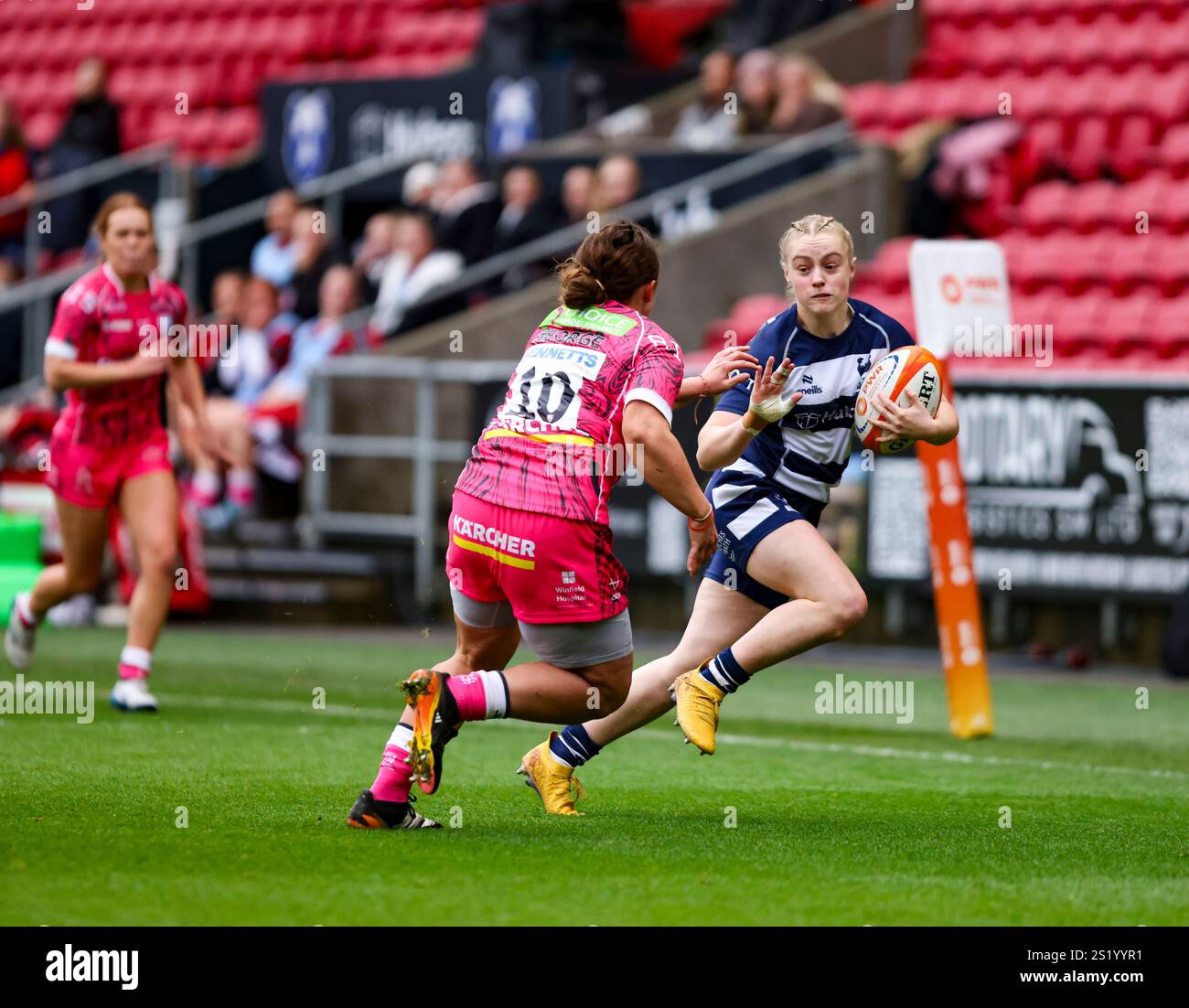 Gloucester's Lleucu George will Bristol's Millie David während des PWR-Spiels in Ashton Gate, Bristol Bristol Bears Women gegen Gloucester Hartpu bekämpfen Stockfoto